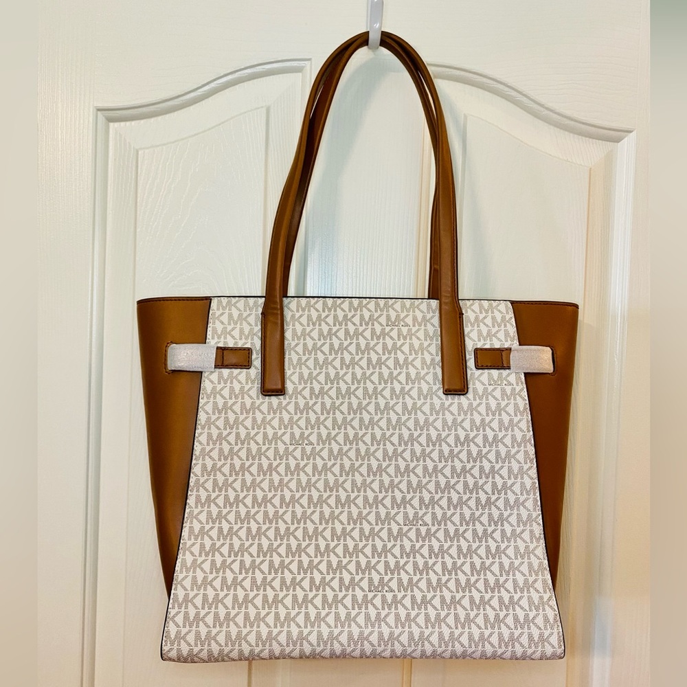 NEW! Michael Kors Vanilla MK Signature Large Carmen Logo Tote - Picture 7 of 13
